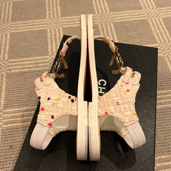 CHANEL White & Pink Tweed Thong Sandals - Picture 9 of 16